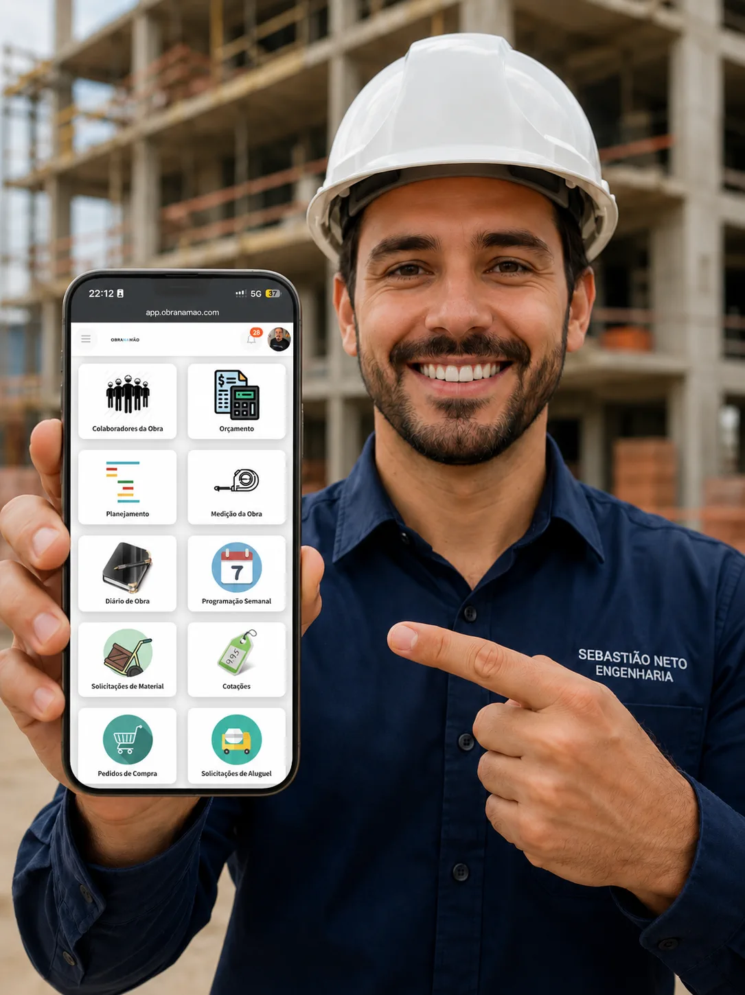 Engenheiro mostrando o app Obra na Mão no canteiro de obras